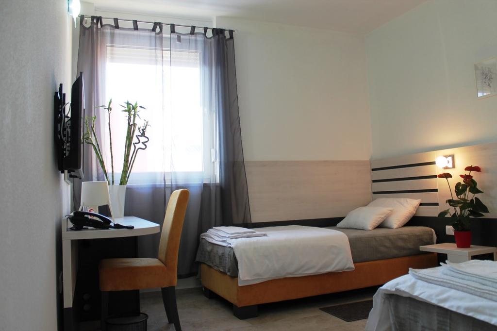 Garni Hotel 11Tica Dm Novi Sad Ngoại thất bức ảnh